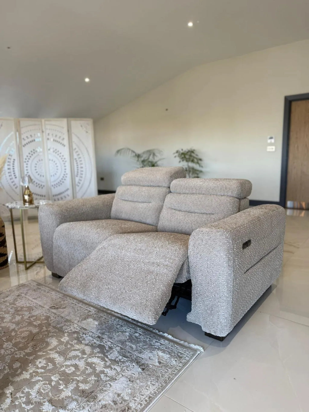TOKYO ELECTRIC RECLINER WITH ADJUSTABLE HEADREST