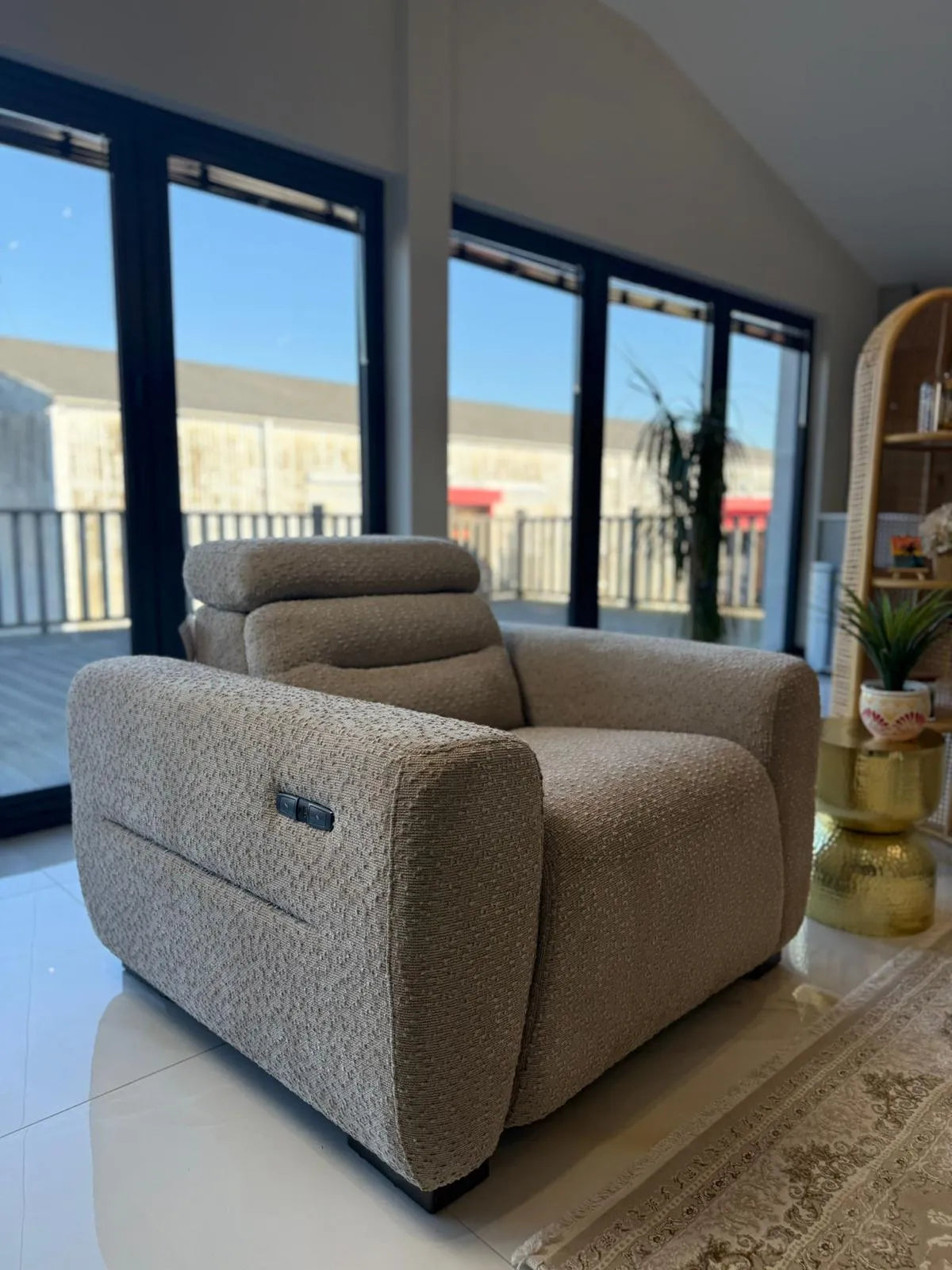 TOKYO ELECTRIC RECLINER WITH ADJUSTABLE HEADREST