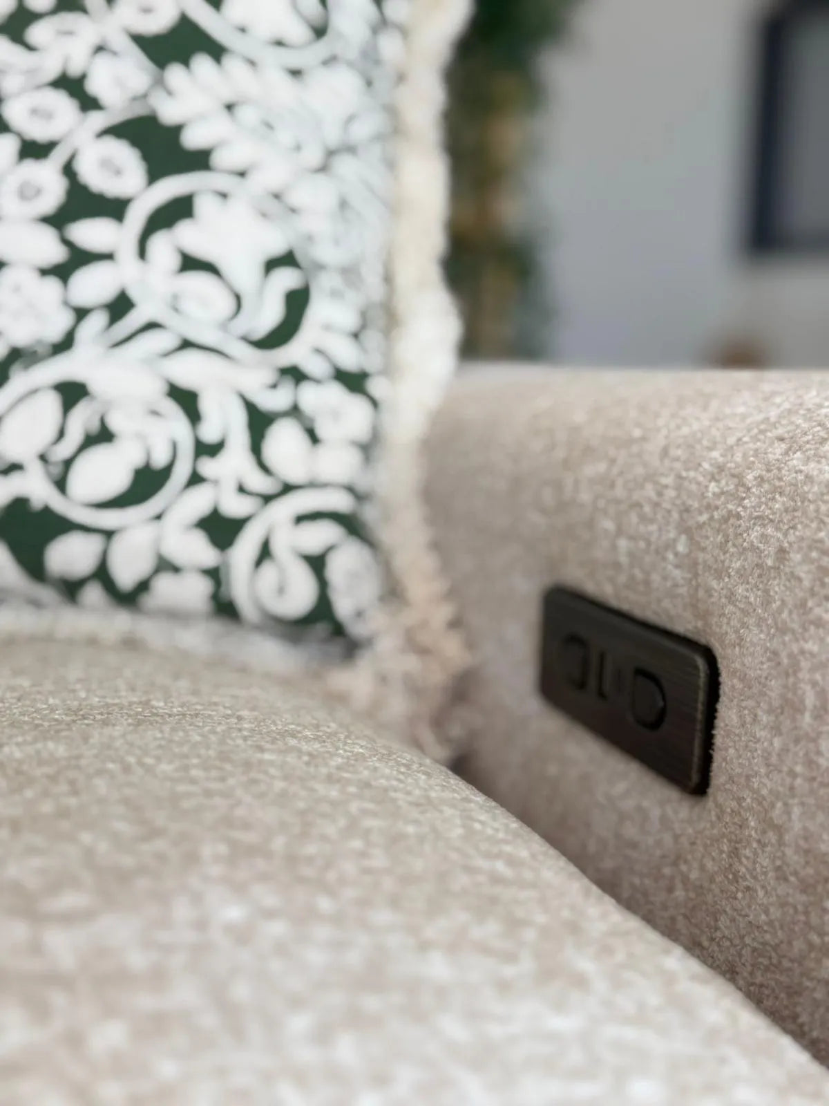 TOKYO ELECTRIC RECLINER WITH ADJUSTABLE HEADREST